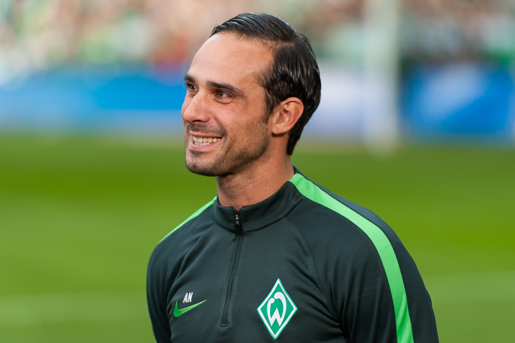 Werder-Trainer Alexander Nouri lost die Gruppen für das LOTTO-Masters um den Sparkasse Bremen-Cup aus. (Foto: Oliver Baumgart)