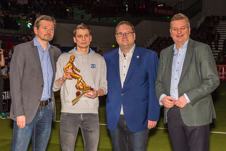 Marc Hagedorn (Ressortleiter Sport, WESER-KURIER) zeichnete den neuen Amateurfußballer des Jahres Frithjof Rathjen (Bremer SV) gemeinsam mit BFV-Präsident Björn Fecker und DFB-Präsident Reinhard Grindel (v.l.) aus.