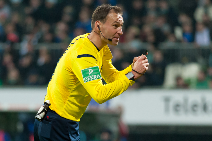Zur neuen Saison müssen die Schiedsrichter, hier FIFA-Referee Bastian Dankert, etliche Regeländerungen umsetzen. (Foto: Oliver Baumgart)