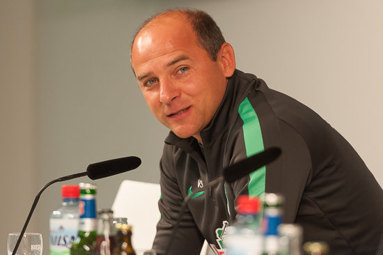 Werder-Trainer Viktor Skripnik freut sich auf den Pflichtspielauftakt.