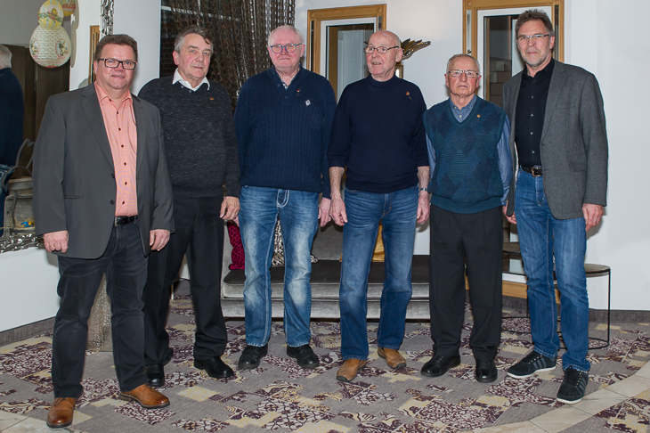 Harry Duhnenkamp, Manfred Thiele, Wilfried Frenzel und Ranko Djoric (2. bis 5. v.l.) wurden für 40 Jahre im Schiedsrichterwesen geehrt.