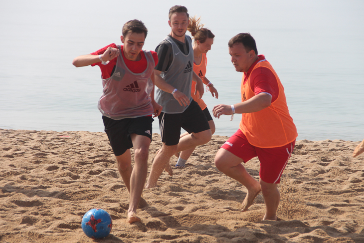 Fußball am Strand stand auch auf dem Programm.