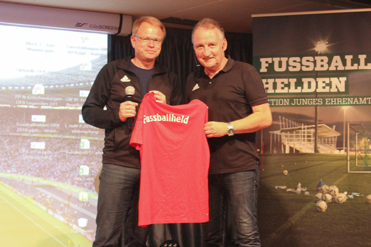 Ex-Bundesligashiedsrichter Lutz Wagner (r., hier mit DFB-Mitarbeiter Wolfgang Möbius) stattete den Fußballhelden einen Besuch ab.