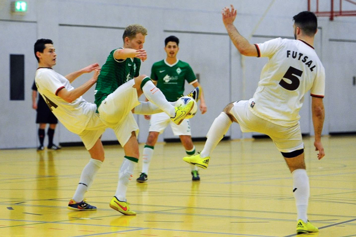 Werder Bremens (2.v.l.) behauptet gegen den FC St. Pauli Futsal den Ball. (Fotos: Hamburger FV)