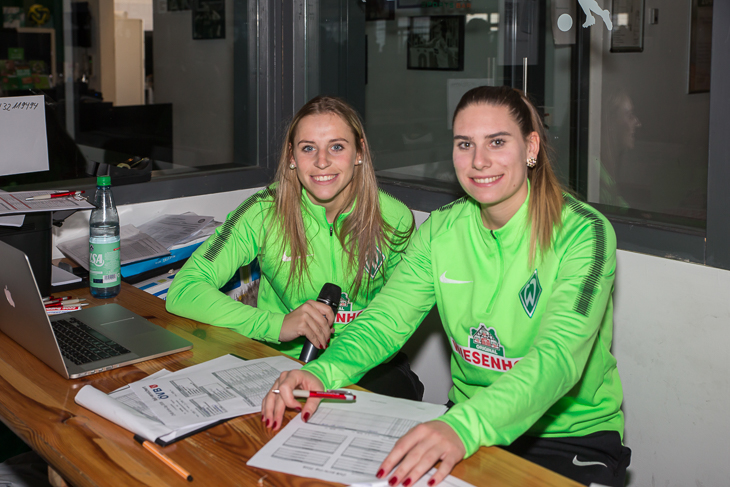 Werders Bundesliga-Spielerinnen, hier Cindy König und Meggie Schröder (v.l.), unterstützen das Turnier organisatorisch.