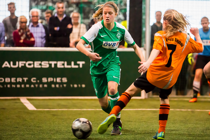 Spielszene aus dem Finale zwischen dem SV Werder Bremen (grünes Trikot) und der Kreisauswahl Diepholz.