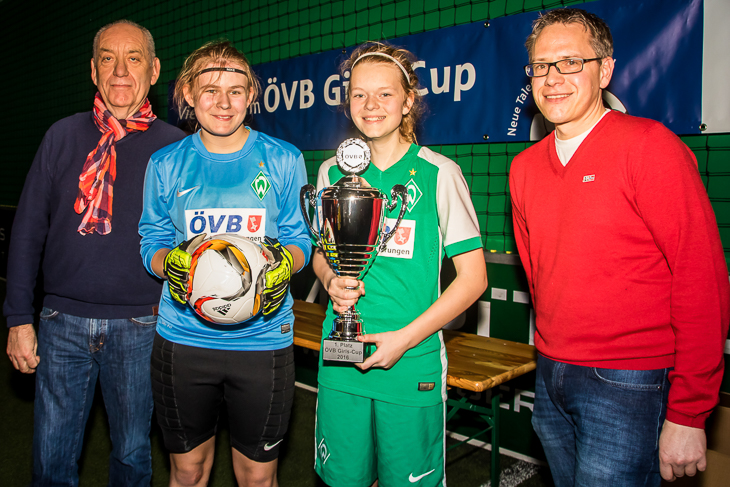 BFV-Vizepräsident Dieter Stumpe (l.) und Stefan Ziegler von der ÖVB (r.) überreichten den Siegerpokal an Mara Desens und Fabienne Stelljes (v.l.) vom SV Werder Bremen.