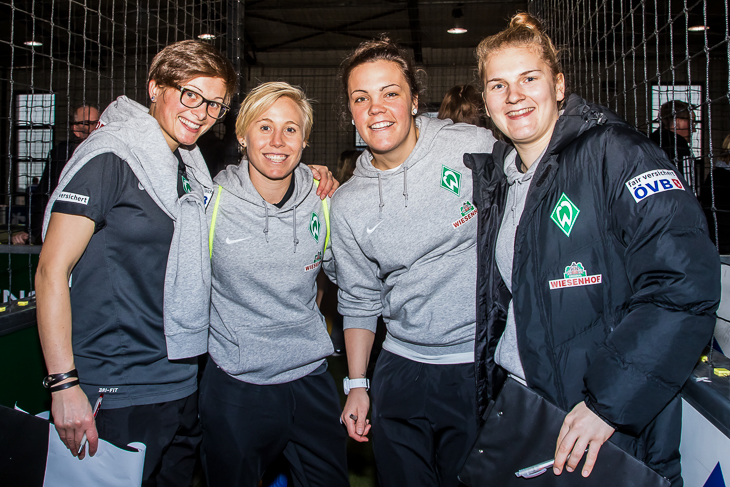 Auch Werders Bundesligaspielerinnen Maren Wallenhorst, Betsy Hasset, Stephanie Goddard und Sophie Maierhofer (v.l.) hatten ihren Spaß.