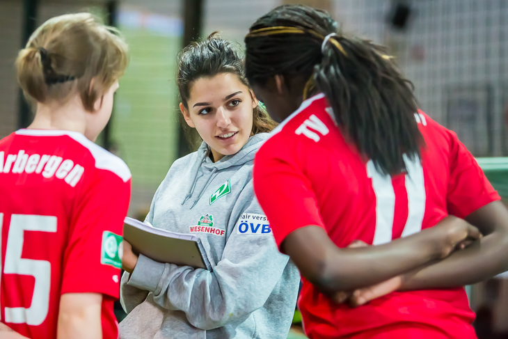 Bundesligaspielerin Manjou Wilde war für die Nachwuchskickerinnen eine begehrte Gesprächspartnerin.