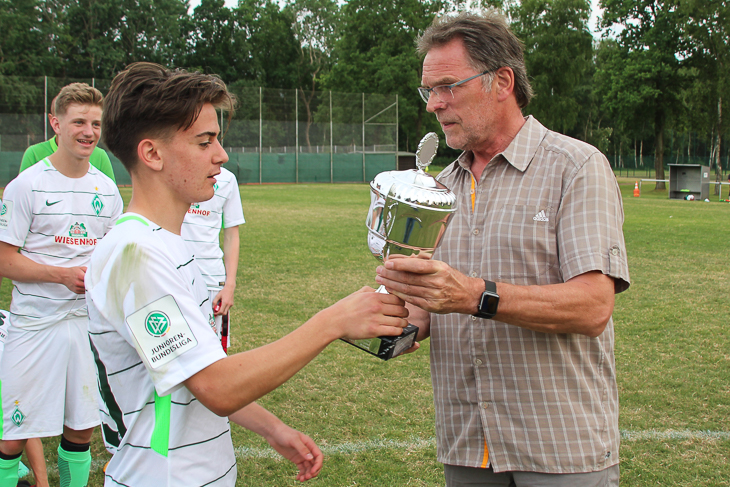 BFV-Vizepräsident Michael Grell (r.) überreicht den Pokal an Werder-Kapitän Massimo Klüver. (Foto: Ralf Krönke)