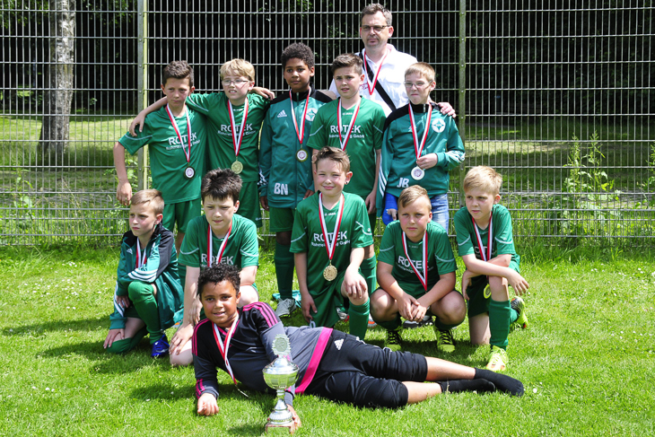 Die zweite E-Juniorenmannschaft des 1. FC Burg präsentiert den Pokal.