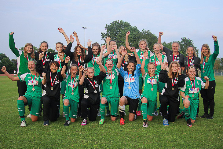 Jubel über die Landesmeisterschaft bei den U 15-Juniorinnen des SV Werder Bremen. (Foto: Dietmar Haß)