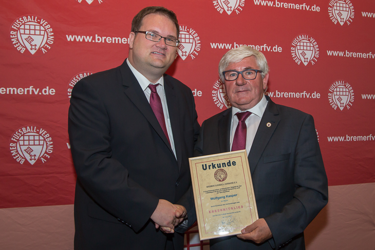 Wolfgang Kasper (r.) bekam zu seinem Abschied die Ehrenmitgliedschaft des Verbandes verliehen. Die Urkunde überreichte BFV-Präsident Björn Fecker.
