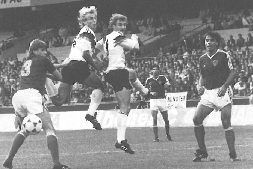Rudi Völler (Mitte rechts) und Jürgen Klinsmann (Mitte links) kommen mit der DFB-Elf nicht über ein 1:1 hinaus. (Foto: Archiv)