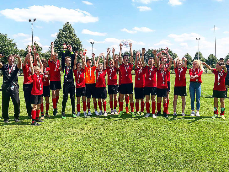 Die D-Junioren des SC Borgfeld feiern den Landesmeistertitel. (Foto: David Dischinger)
