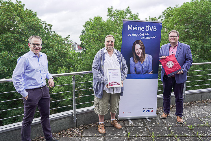 Wohltäter Thomas Dubiel (Mitte) wird von Stefan Ziegler von der ÖVB (links) und BFV-Präsidenten Björn Fecker (rechts) geehrt. (Foto: David Dischinger)