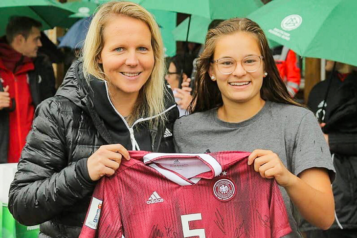Tuana Keles (rechts) wurde beste Spielerin des Turniers und bekam von der U 17-Nationaltrainerin Friederike Kromp ein signiertes Trikot überreicht. (Foto: privat)
