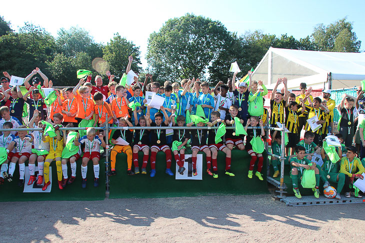 Gruppenbild der gesamten F-Junioren-Teams. (Foto: Ralf Krönke)