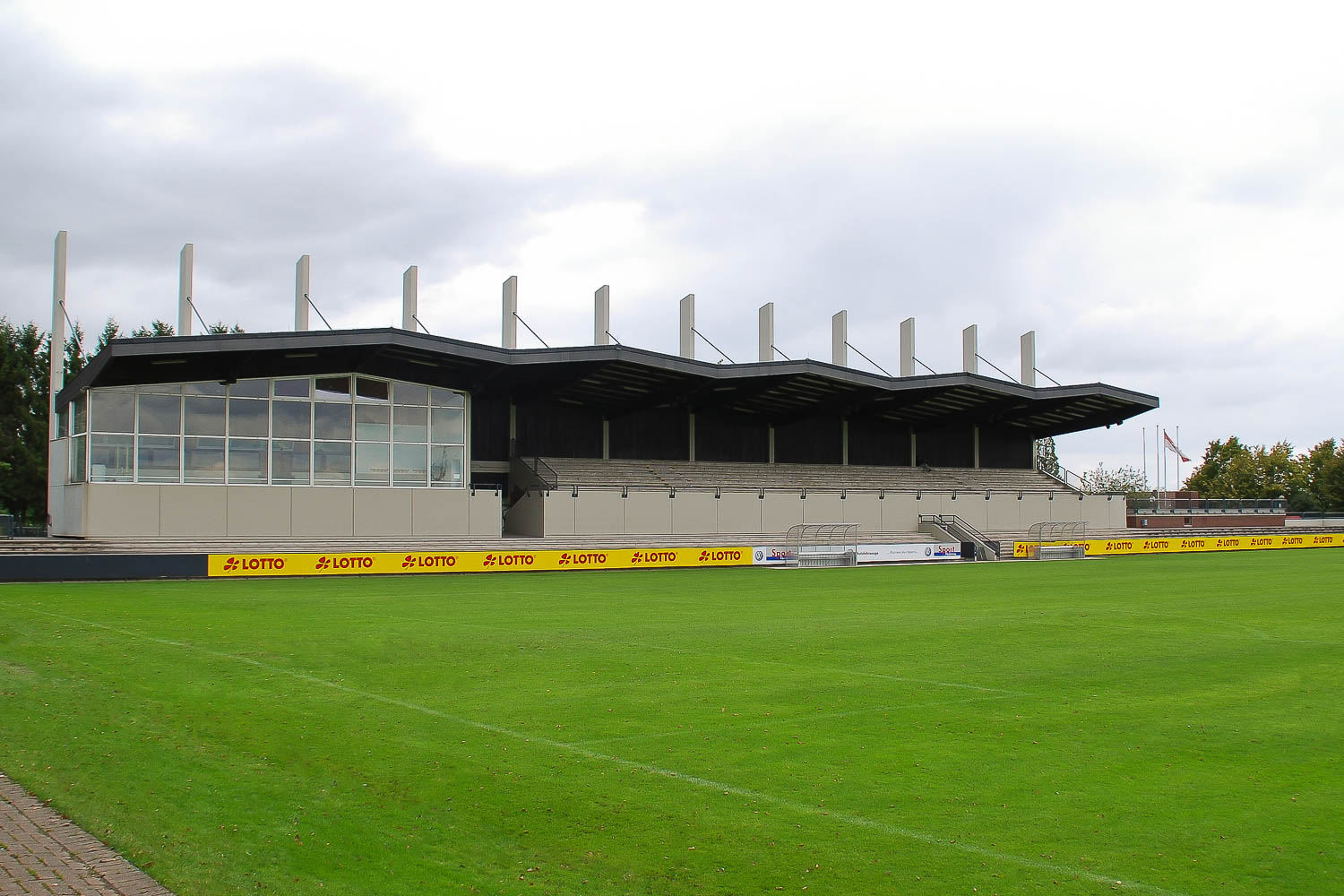 Hier wurde gespielt: Im August-Wenzel-Stadion des Niedersächsischen Fußballverbandes. (Foto: Oliver Baumgart)