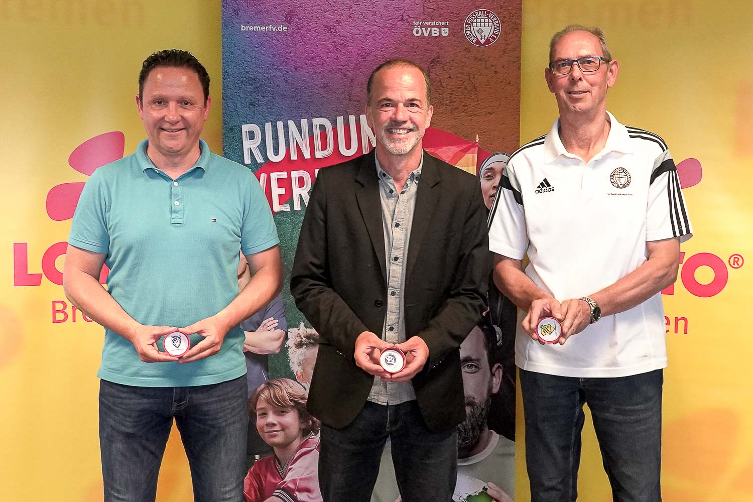 Holger Franz (BFV-Vizepräsident), Christian Zeyfang (Leiter Sportamt Bremen) und Andreas Lübben (BFV-Verbandsspielausschuss, v.l.) freuen sich auf die neue Pokalsaison. (Foto: David Dischinger)