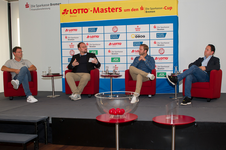 Christof Frankowski, Olaf Rathje, Florian Kohfeldt und Holger Franz (v.li.) unterhielten sich in einer Talkrunde über den Amateur- und Profifußball. (Foto: Oliver Baumgart)