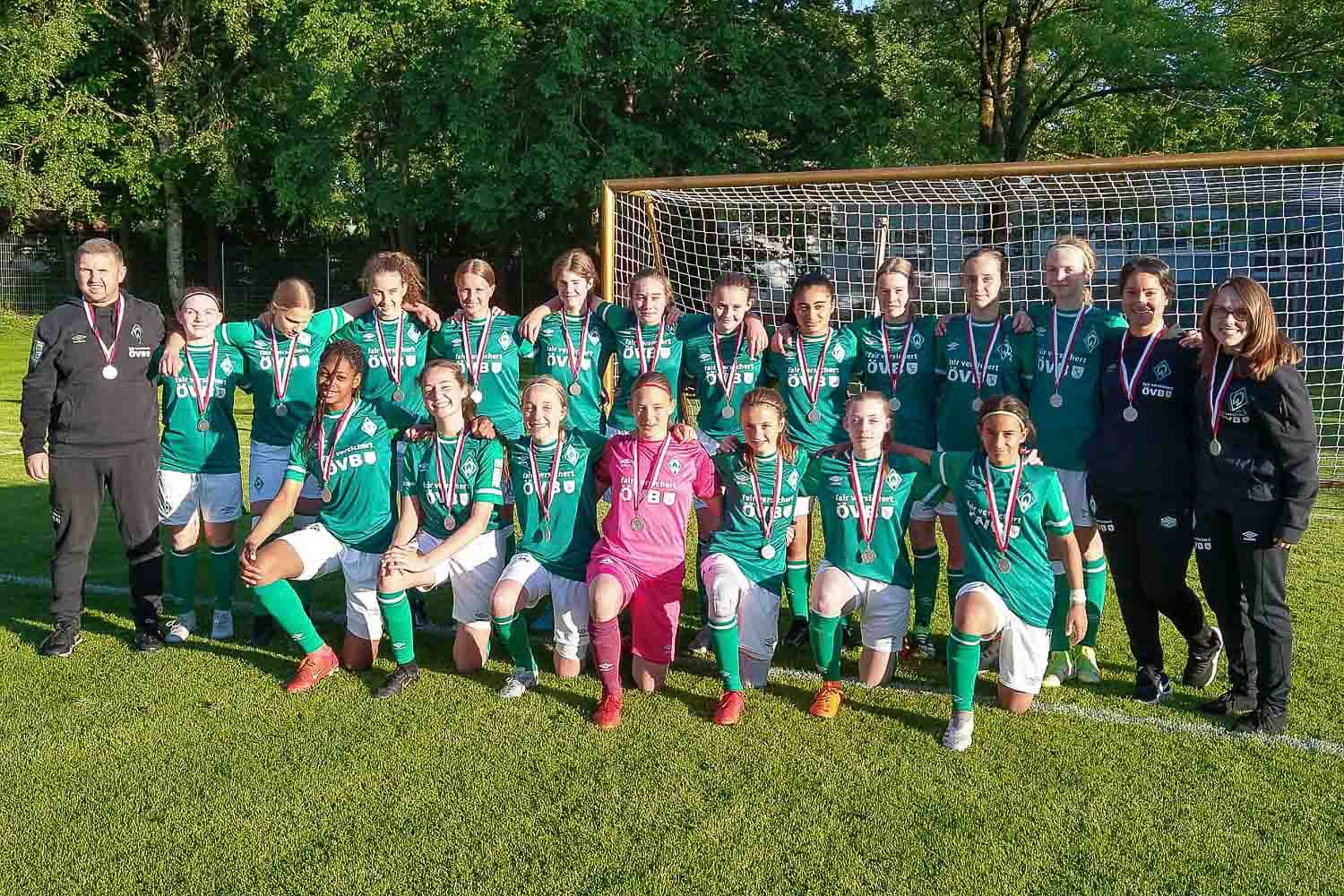 Die Werder-Mädels sichern sich die C-Juniorinnen-Meisterschaft. (Foto: Joachim Dietzel)