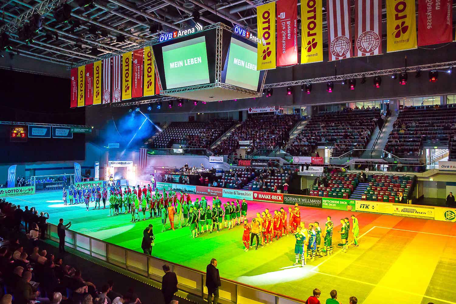 Die ÖVB-Arena bietet den Turnierbesuchenden inzwIschen eine tolle und bunte Lichtshow rund um das Turnier. (Foto: Dennis Gloth)