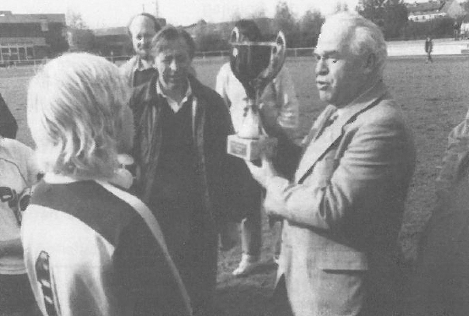 Pokalübergabe im Jahre 1983: BFV-Präsident Egon Kähler (r.) übergibt den Landespokal der Frauen an die BTS Neustadt. (Foto: Archiv)