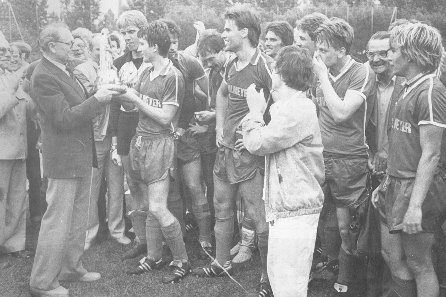 Der Bremer SV, hier nach dem überraschenden Pokalerfolg über Werder Bremens Amateure im Jahre 1985, gewann den Landespokal bisher acht Mal. (Foto: Archiv)
