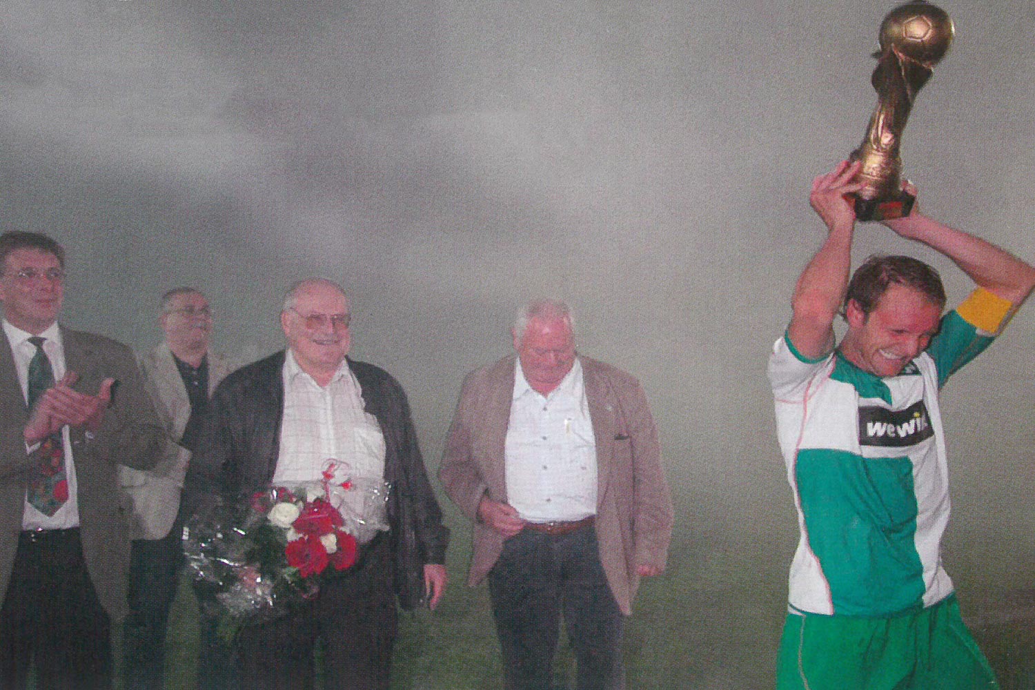 Der letzte Pokalsieg: Sandro Stallbaum (r.) war 2007 der letzte Kapitän einer Mannschaft des SV Werder Bremen, der den LOTTO-Pokal in Empfang nehmen durfte. (Foto: Thorsten Meyer)