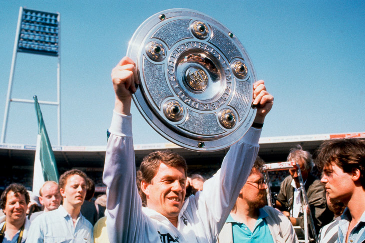 Trainer Otto Rehhagel präsentiert 1988 stolz die Meisterschale. (Foto: Bongarts/Getty Images)