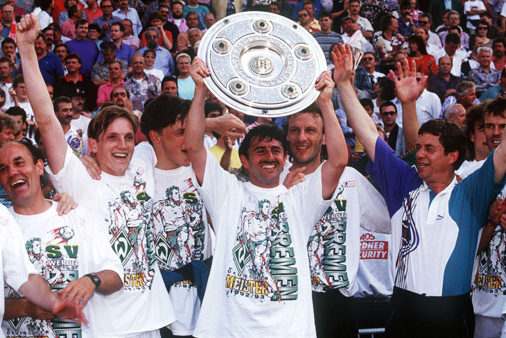 Klaus Allofs präsentiert stolz die Schale zur Meisterschaft 1993. (Foto: Mark Sandten/Bongarts/Getty Images)