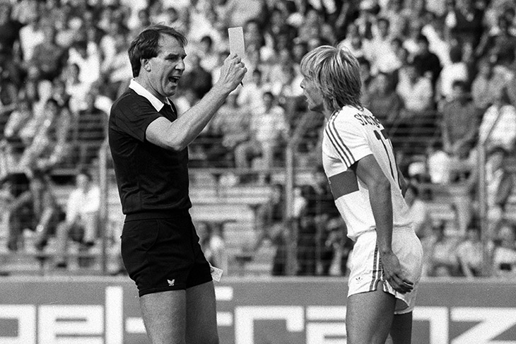 Schiedsrichter Hans-Joachim Osmers (l.) zeigt Jürgen Klinsmann vom VfB Stuttgart in der Saison 1985/1986 die gelbe Karte. (Foto: imago/Pressefoto Baumann)
