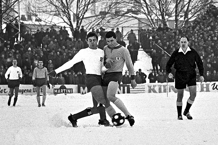 Bundesligasaison 1965/1966: Eintracht Braunschweig (dunkles Trikot) gegen den Hamburger SV mit Schiedsrichter Rolf Seekamp (r.). (Foto: imago/Rust)
