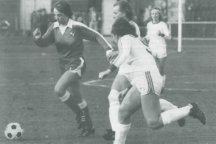 Susanne Reinhold von der SV Hemelingen (l.), hier im Spiel gegen Berlin, war dabei, als die Frauenauswahl des BFV erstmals zu einem Länderpokalturnier des DFB antrat. (Foto: Archiv)