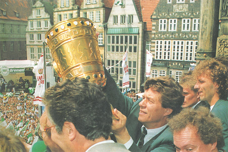 Werder-Trainer Otto Rehhagel mit dem DFB-Pokal auf dem Rathausbalkon. (Foto: Archiv)