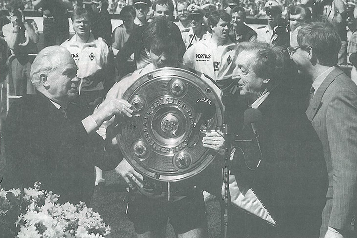 Deutscher Meister 1993. Bei der Übergabe der Schale war auch BFV-Präsident Egon Kähler (l.) dabei. (Foto: Archiv)