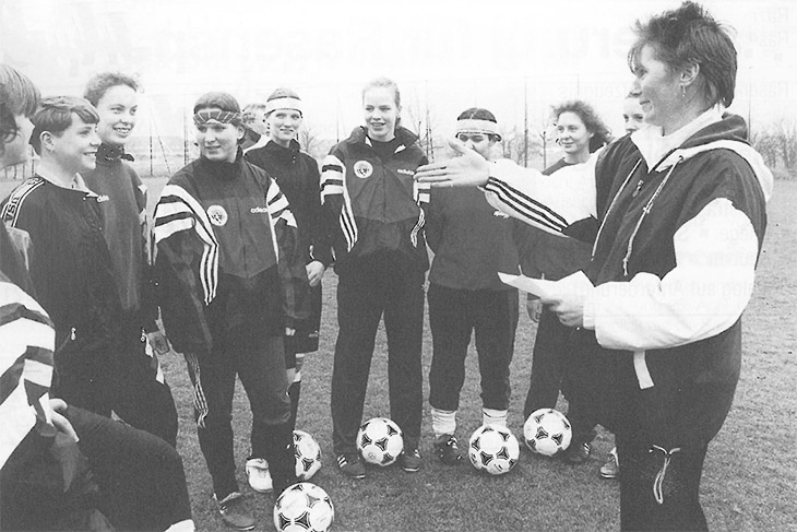 Bundestrainerin Tina Theune-Meyer besucht die Schülerinnen der sportbetonten Schule in Obervieland. (Foto: Archiv)