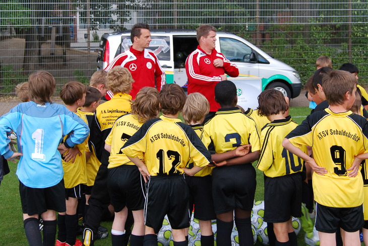 Das DFB-Mobil kommt in die Vereine und bildet Vereinstrainer mit einer Demo-Trainingseinheit fort. (Foto: Oliver Baumgart)