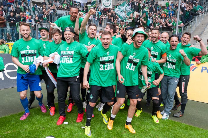 Die Spieler des SV Werder Bremen feiern den Aufstieg in die 3. Liga nach dem entscheidenden Relegationsspiel in Mönchengladbach. (Foto: Oliver Baumgart)