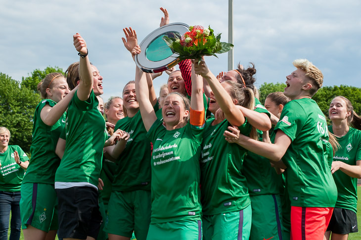 Die Fußballerinnen des SV Werder Bremen feiern 2017 die Meisterschaft in der 2. Bundesliga. (Foto: Oliver Baumgart)