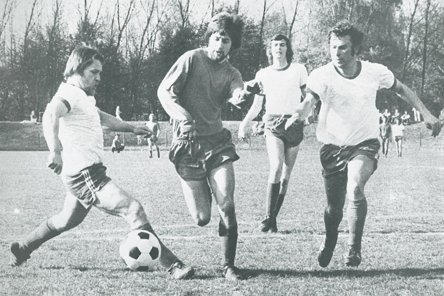Spielszene aus der Saison 1973/1974 zwischen OT Bremen (helle Trikots) und dem Blumenthaler SV. (Foto: Archiv)