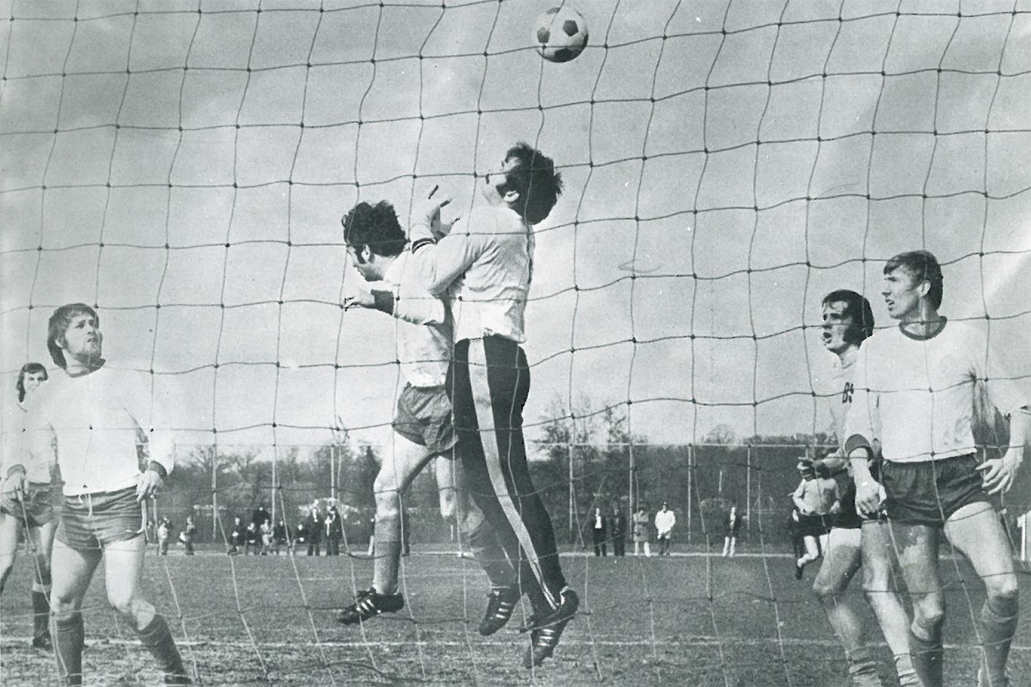 Spielszene aus dem Spitzenspiel der Landesliga in der Saison 1973/1974 zwischen OT Bremen und dem Bremer SV. (Foto: Archiv)