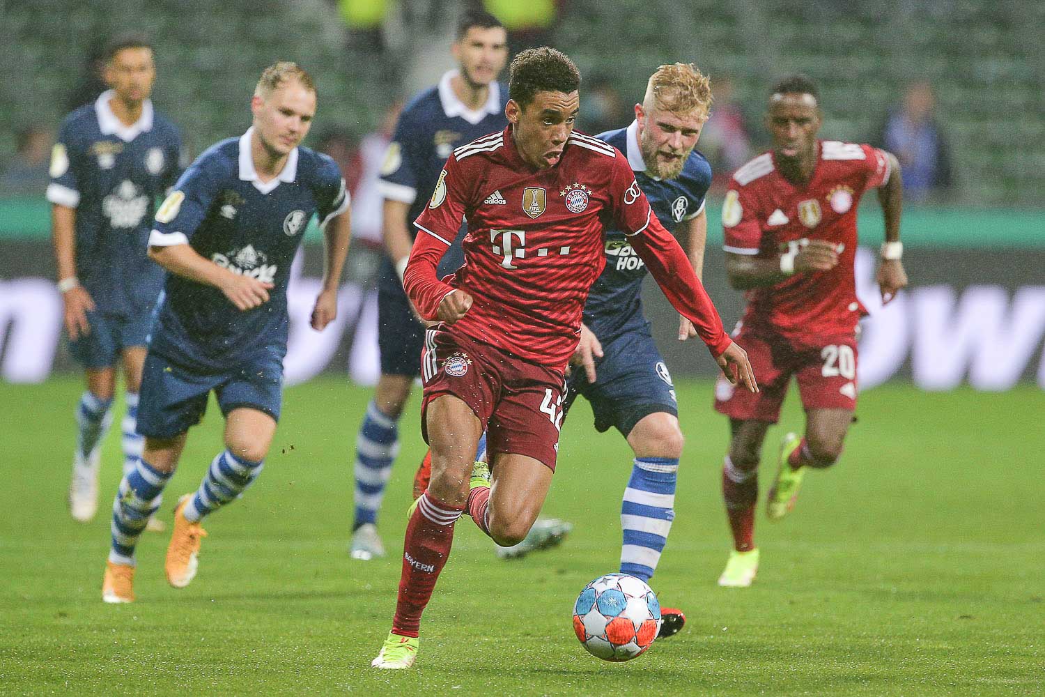 Das DFB-Pokalspiel gegen den FC Bayern München wird den Spielern und Verantwortlichen des Bremer SV noch lange in Erinnerungen bleiben. (Foto: Oliver Baumgart)