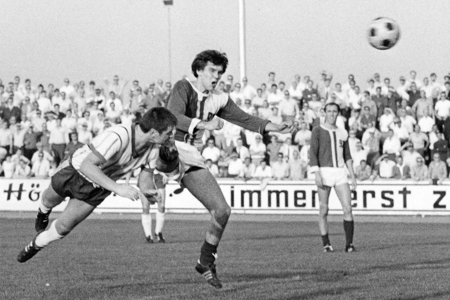 Spielszene aus der Regionalliga Nord in der Saision 1969/1970 zwischen dem VfL Wolfsburg (helle Trikots) und Bremerhaven 93. (Foto: imago/Rust)