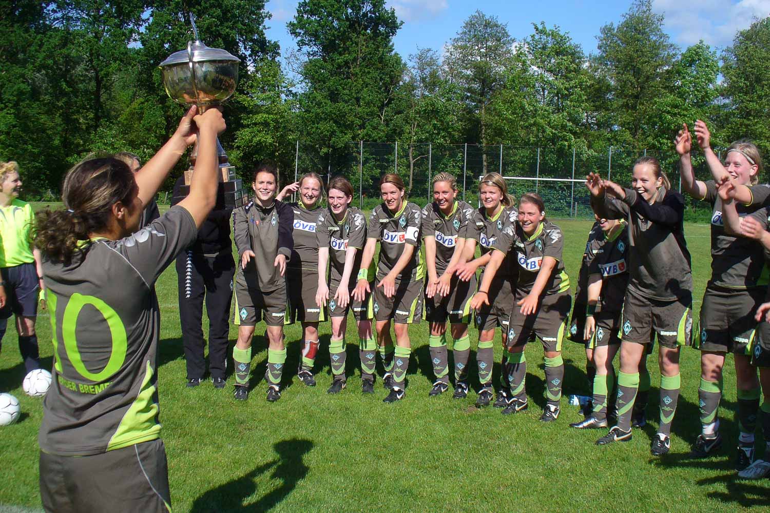 Der erste Titel für die Frauen des SV Werder Bremen: Der Landespokal 2008. (Foto: Oliver Baumgart)