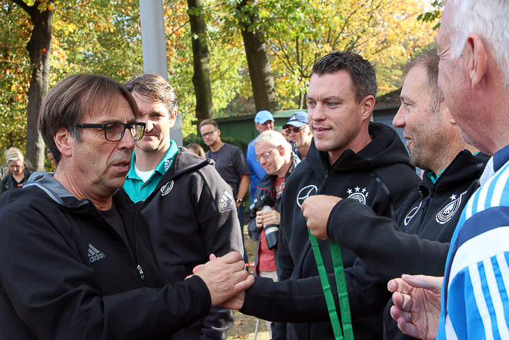 Verbandssportlehrer Wilfried Zander (l.) war hochzufrieden mit der Leistung seiner Schützlinge. (Foto: Rüdiger Zinsel)