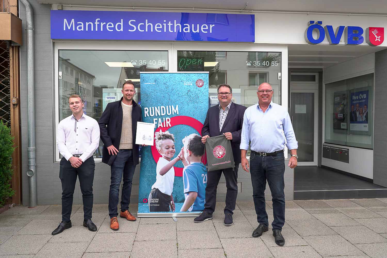 v.l.: René Scheithauer (ÖVB), Fair Player Sascha Krüger, BFV-Präsident Björn Fecker und Manfred Scheithauer (ÖVB). (Foto: David Dischinger)