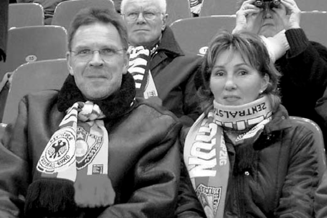 Michael Grell mit seiner Frau Elke beim Besuch des Länderspiels zwischen Deutschland und Kamerun in Leipzig 2004, zu dem er im Rahmen seiner "Club 100"-Ehrung vom DFB eingeladen wurde. (Foto: Archiv)