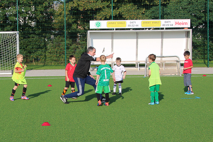 Bei den ganz Kleinen muss natürlich ein bisschen engagierte erklärt werden. Coach Kai Künning (LTS Bremerhaven) zeigt den Jungs, wie es funktioniert. (Foto: Ralf Krönke)